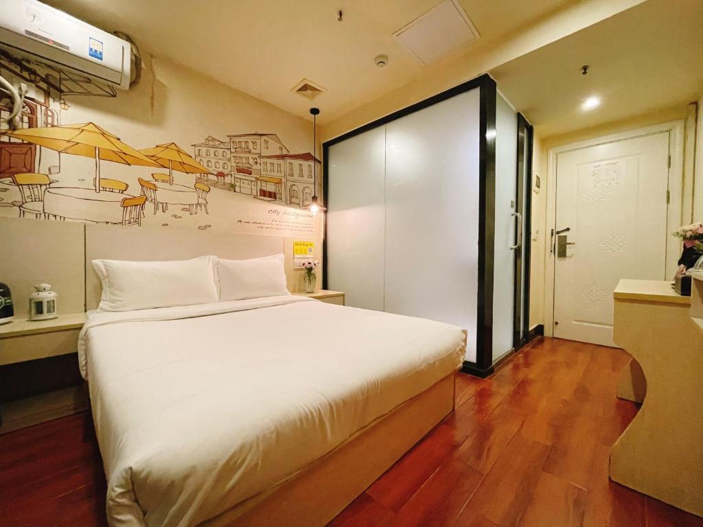 Postel nebo postele na pokoji v ubytování EMi Hotel Guangzhou International Convention and Exhibition Center Guangzhou Tower Branch