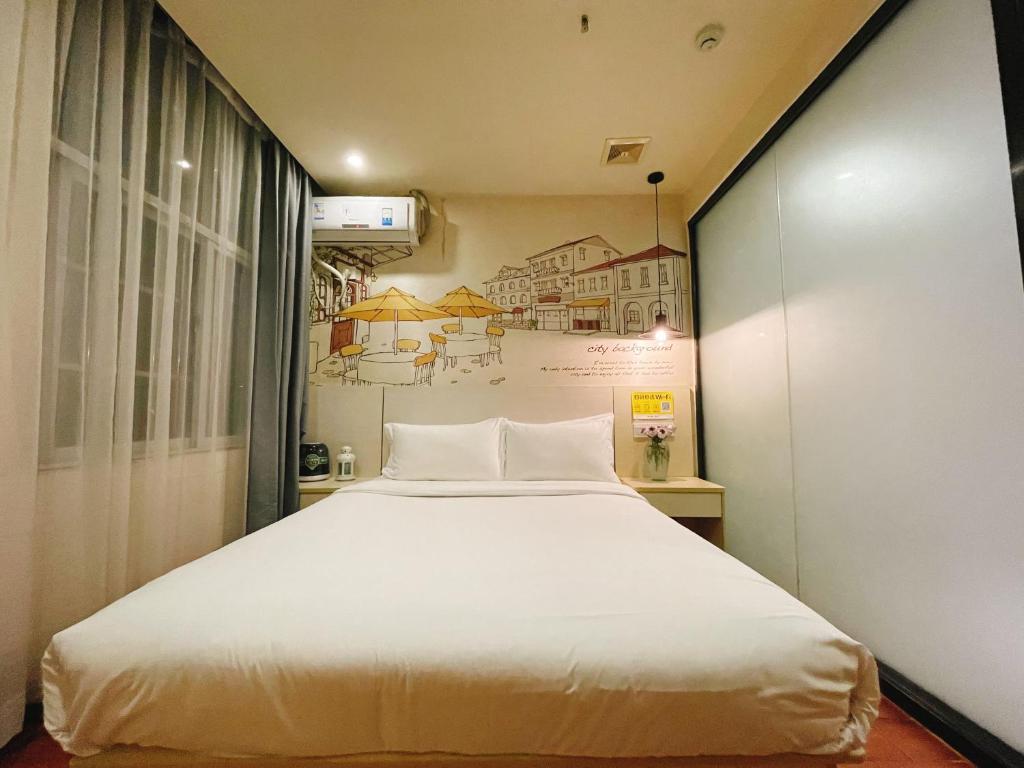 Postel nebo postele na pokoji v ubytování EMi Hotel Guangzhou International Convention and Exhibition Center Guangzhou Tower Branch