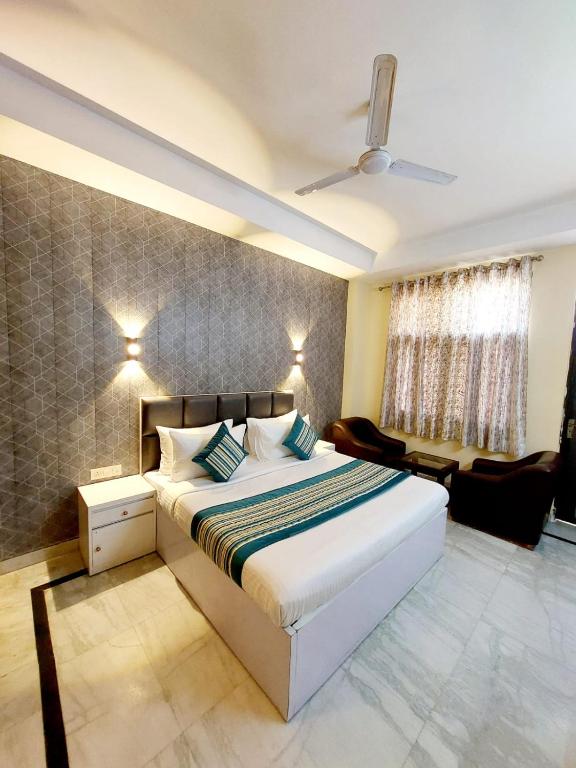 Postel nebo postele na pokoji v ubytování Hotel Khusbu Residency, Green Park Market, South Delhi