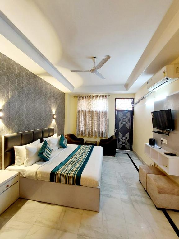 Postel nebo postele na pokoji v ubytování Hotel Khusbu Residency, Green Park Market, South Delhi