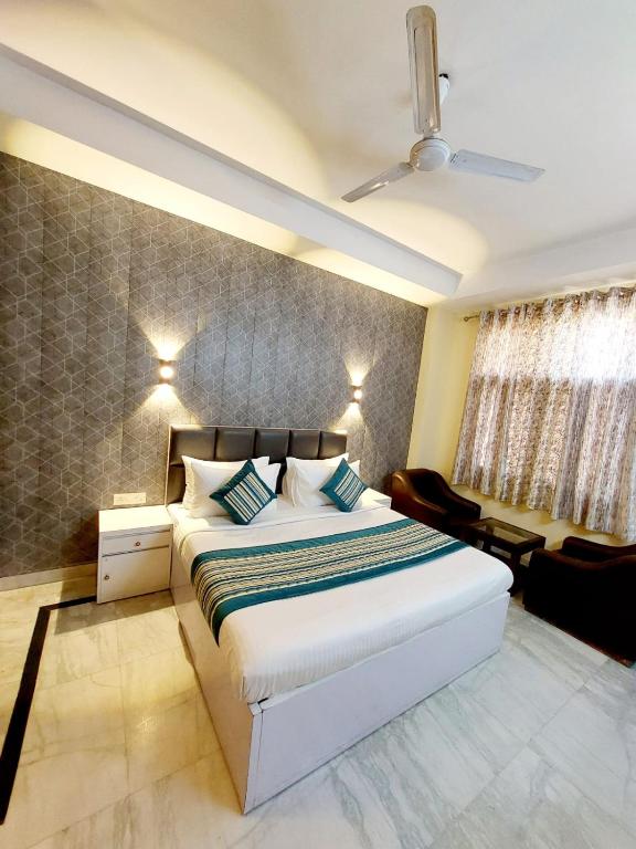 Postel nebo postele na pokoji v ubytování Hotel Khusbu Residency, Green Park Market, South Delhi