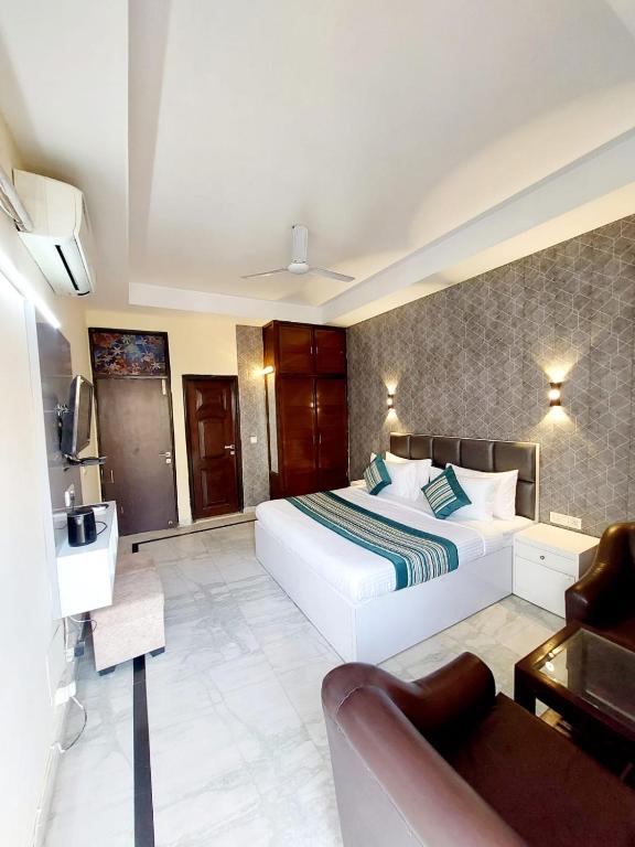 Postel nebo postele na pokoji v ubytování Hotel Khusbu Residency, Green Park Market, South Delhi