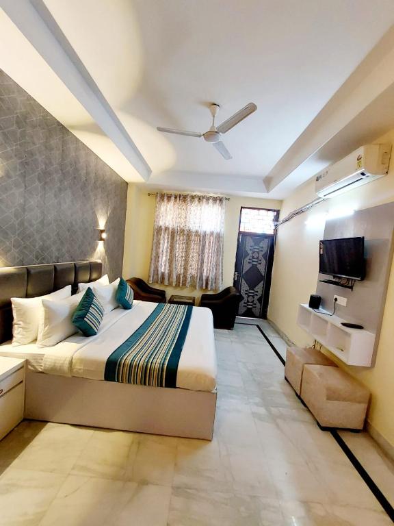 Postel nebo postele na pokoji v ubytování Hotel Khusbu Residency, Green Park Market, South Delhi