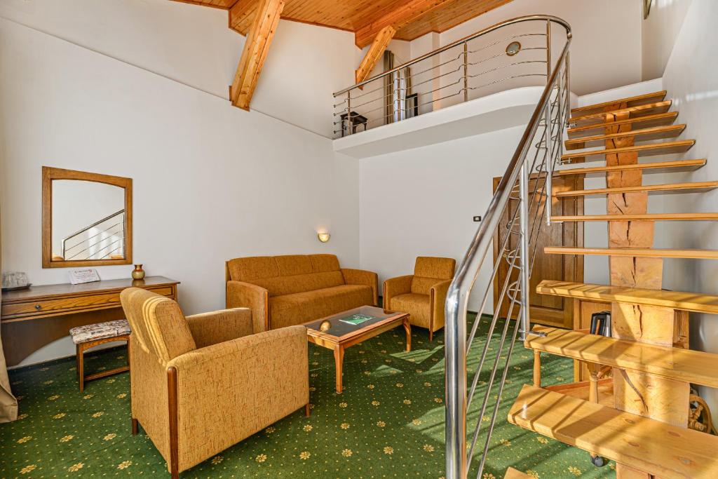 
One-Bedroom Loft Apartment with Balcony
