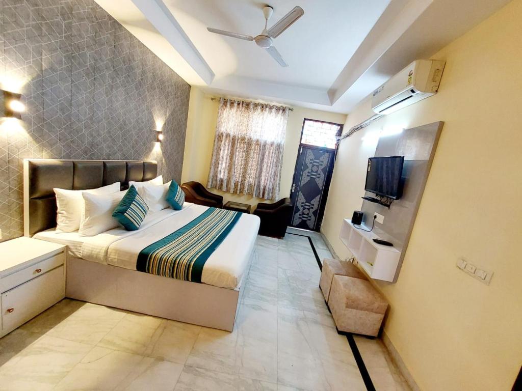 Postel nebo postele na pokoji v ubytování Hotel Khusbu Residency, Green Park Market, South Delhi