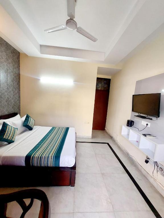 Postel nebo postele na pokoji v ubytování Hotel Khusbu Residency, Green Park Market, South Delhi