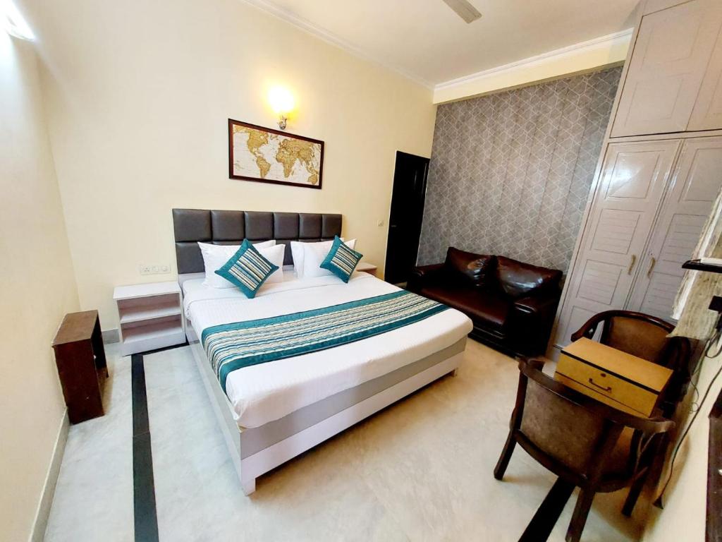 Postel nebo postele na pokoji v ubytování Hotel Khusbu Residency, Green Park Market, South Delhi