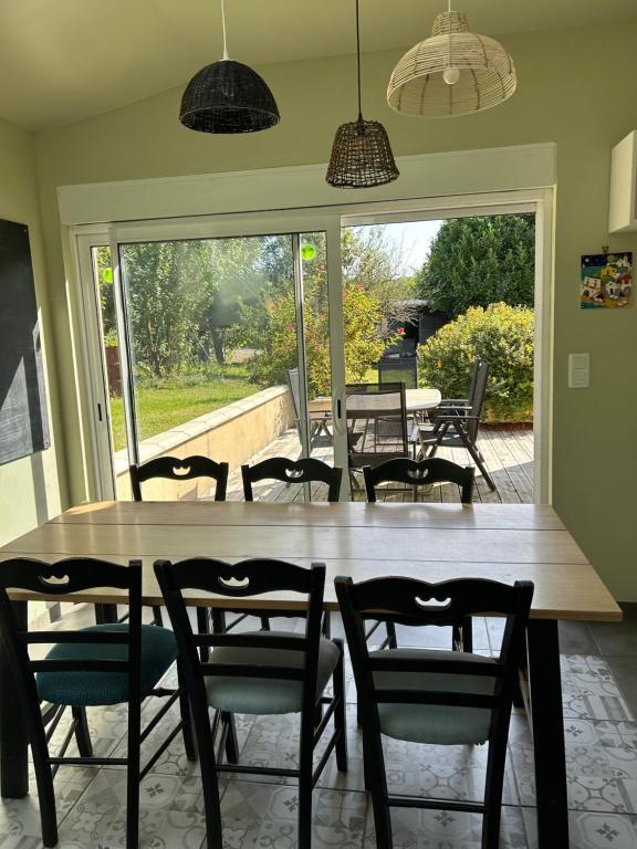 une salle à manger avec une table et des chaises en bois dans l'établissement Longère à la campagne, à Montigny-Lengrain
