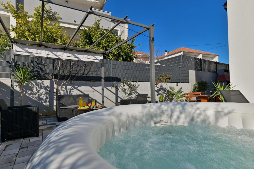 Bazén v ubytovaní luxury apartment with garden jacuzzi and wellness alebo v jeho blízkosti