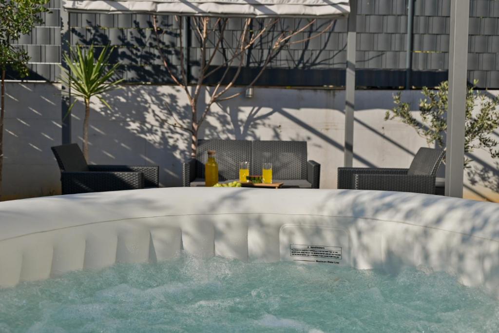 Bazén v ubytovaní luxury apartment with garden jacuzzi and wellness alebo v jeho blízkosti