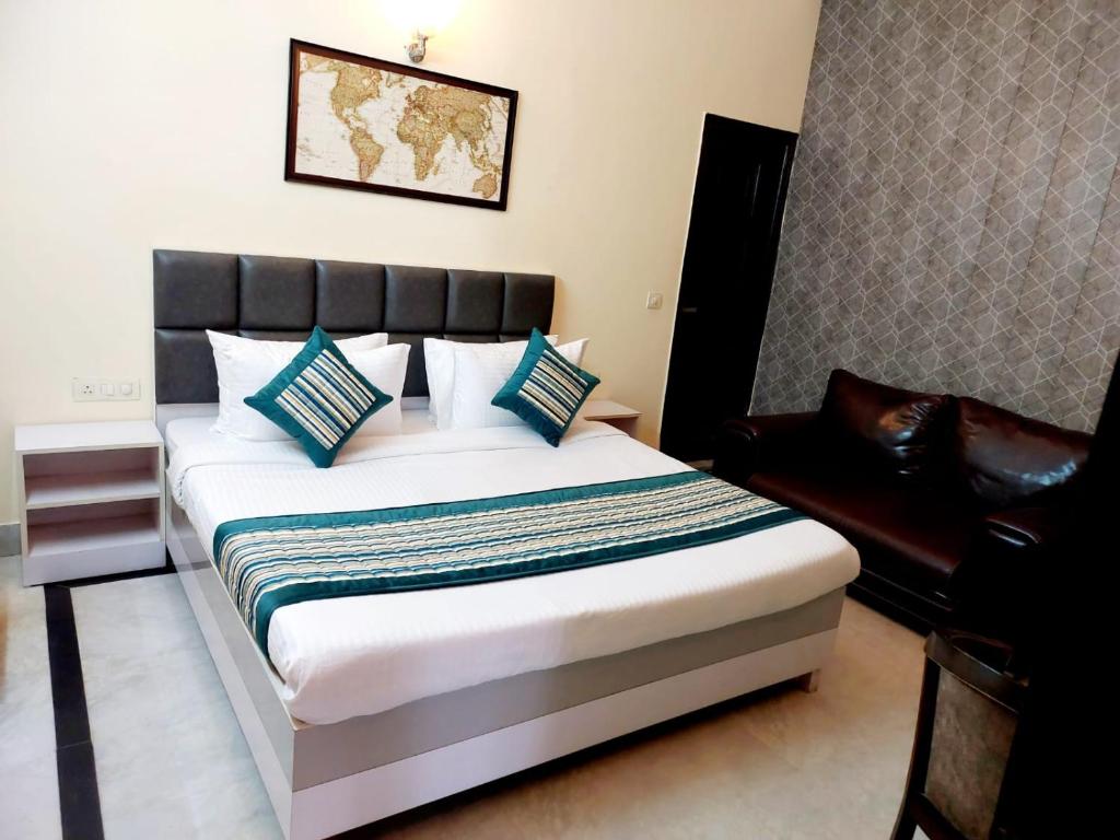 Postel nebo postele na pokoji v ubytování Hotel Khusbu Residency, Green Park Market, South Delhi