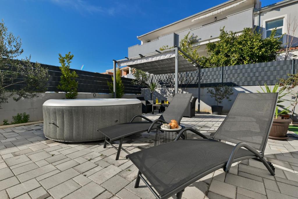 Patio alebo iná vonkajšia časť ubytovania luxury apartment with garden jacuzzi and wellness