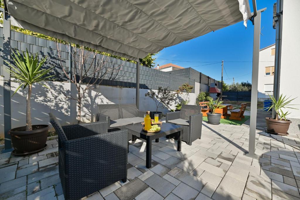 Balkón alebo terasa v ubytovaní luxury apartment with garden jacuzzi and wellness