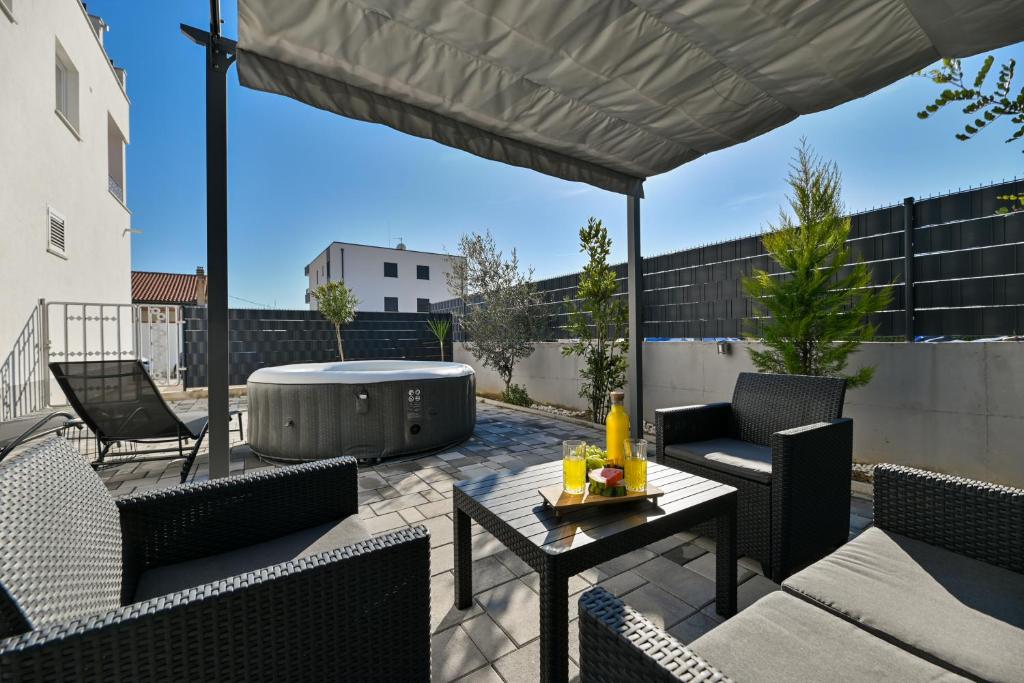 Posedenie v ubytovaní luxury apartment with garden jacuzzi and wellness