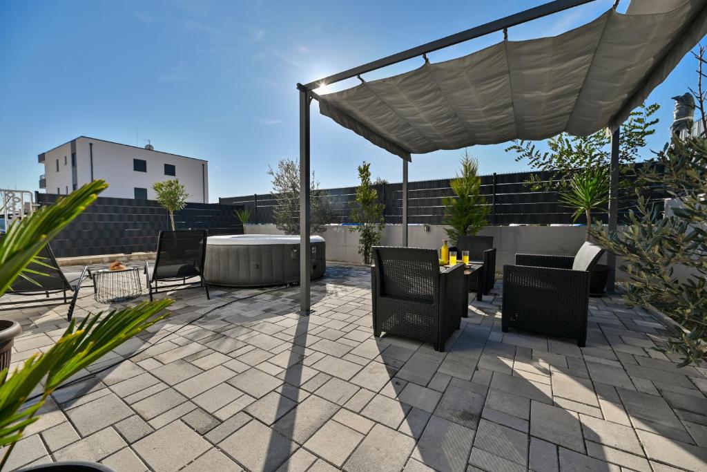 Balkón alebo terasa v ubytovaní luxury apartment with garden jacuzzi and wellness