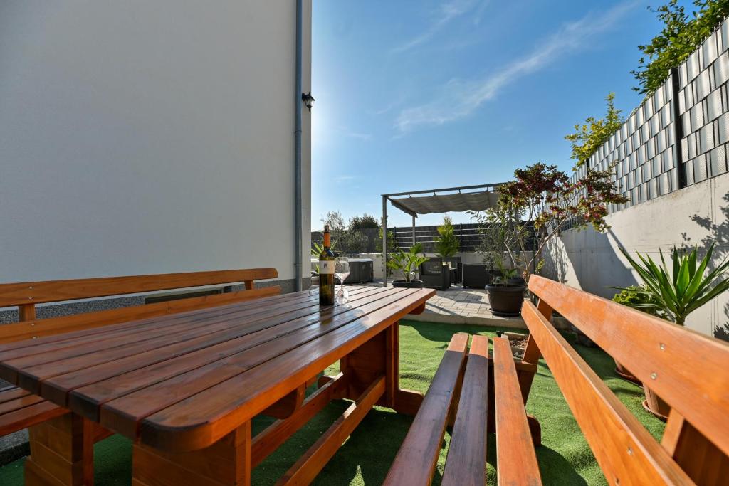 Balkón alebo terasa v ubytovaní luxury apartment with garden jacuzzi and wellness