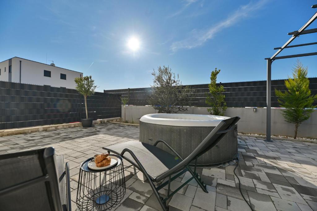 Balkón alebo terasa v ubytovaní luxury apartment with garden jacuzzi and wellness