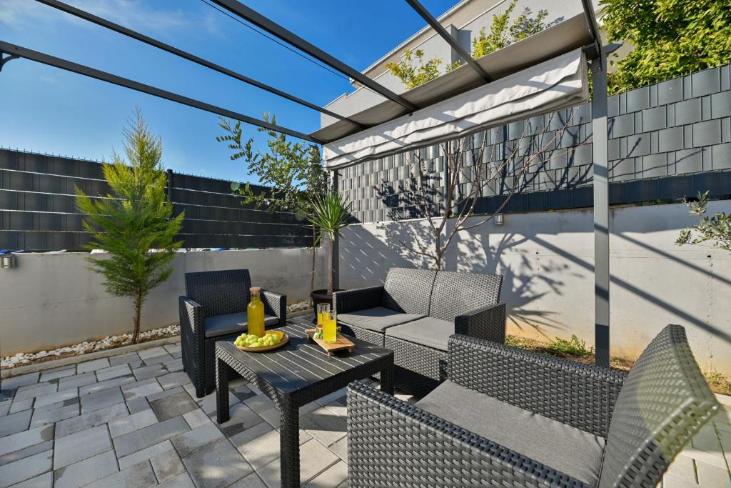 Posedenie v ubytovaní luxury apartment with garden jacuzzi and wellness