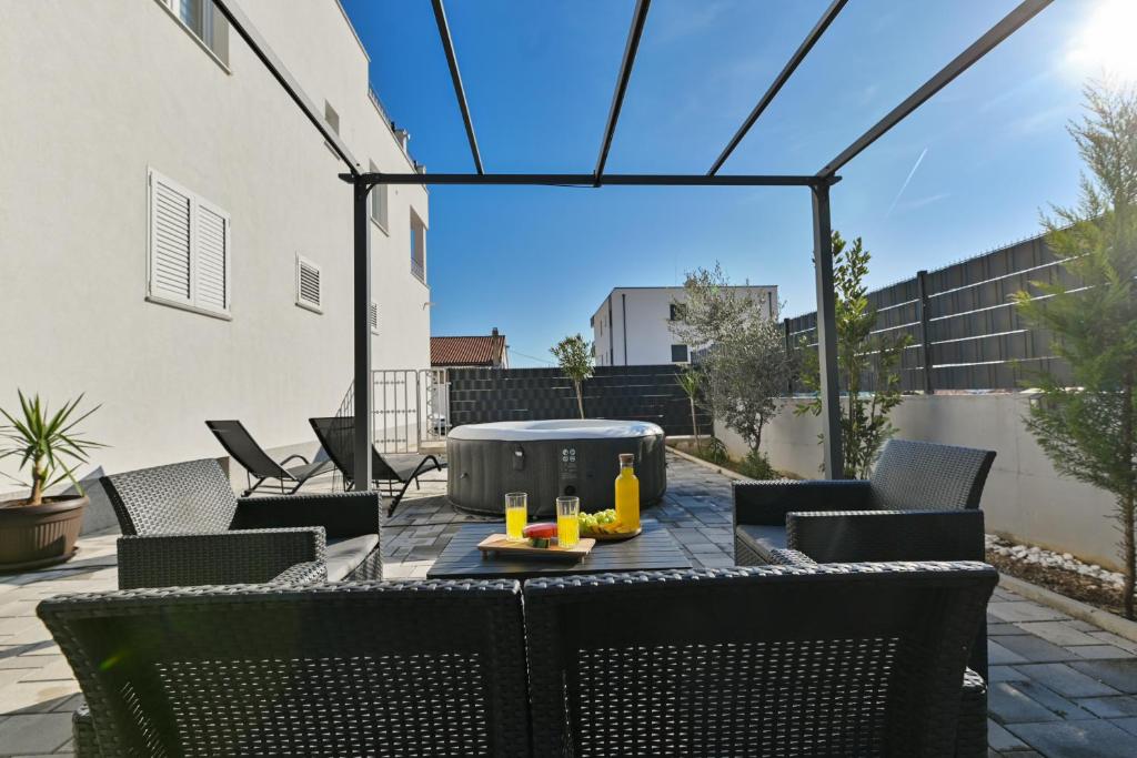 Balkón alebo terasa v ubytovaní luxury apartment with garden jacuzzi and wellness
