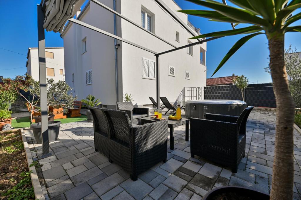Posedenie v ubytovaní luxury apartment with garden jacuzzi and wellness