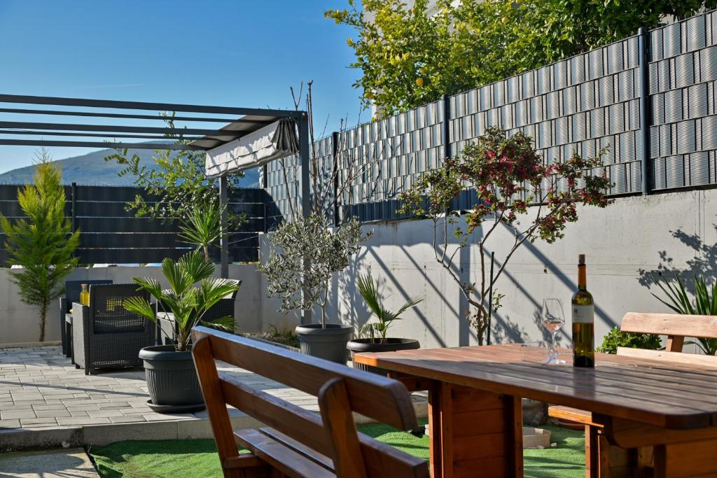 Vonkajšia záhrada v ubytovaní luxury apartment with garden jacuzzi and wellness