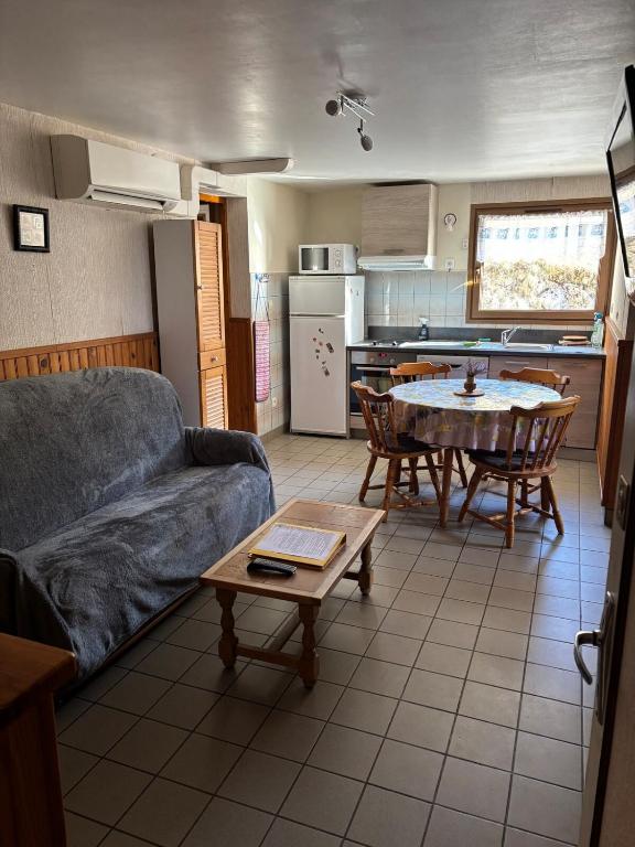 un salon avec un canapé et une table dans l'établissement Appartement typique 3 pièces La Bresse Hohneck, à La Bresse