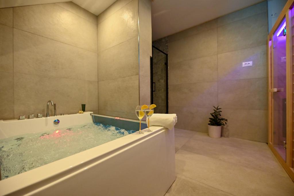 Kúpeľňa v ubytovaní luxury apartment with garden jacuzzi and wellness