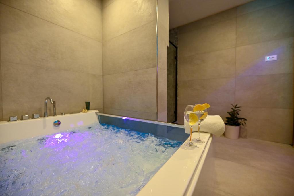 Kúpeľňa v ubytovaní luxury apartment with garden jacuzzi and wellness