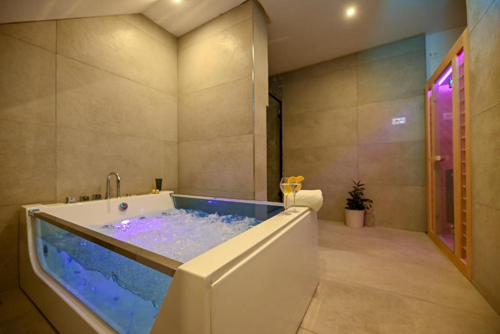 Kúpeľňa v ubytovaní luxury apartment with garden jacuzzi and wellness