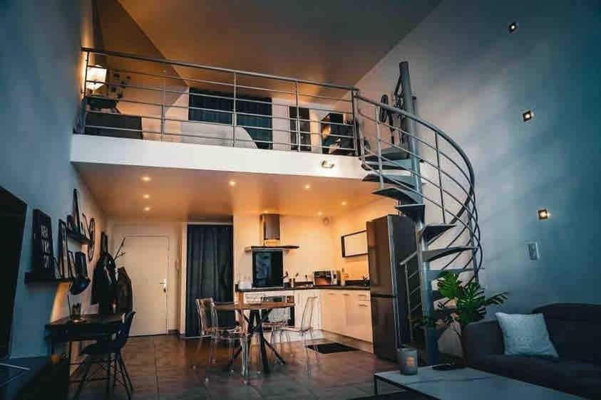 una sala de estar con una escalera de caracol en un loft en I Loft You, en Belfort