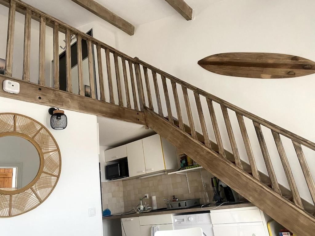 - un escalier en bois dans une cuisine avec un miroir dans l'établissement Maison, à Port-la-Nouvelle