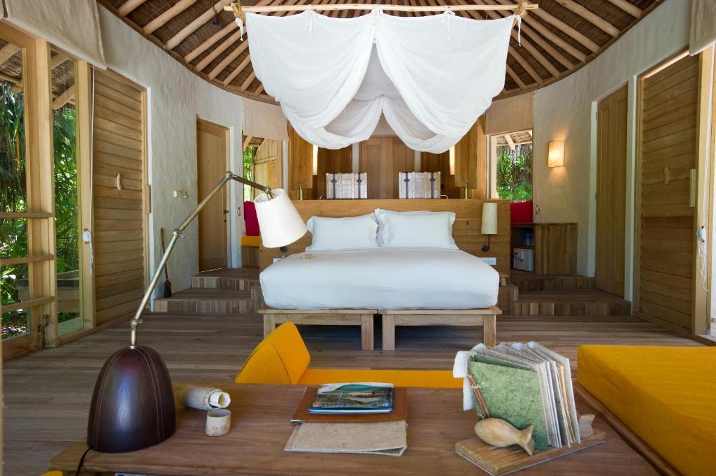 Postel nebo postele na pokoji v ubytování Six Senses Laamu
