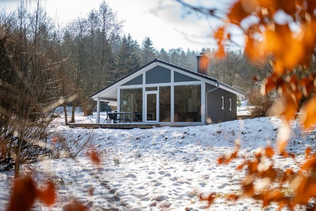 a small cabin in the snow with a window at 4 Personen mit Sauna F0H8 in Ruhla