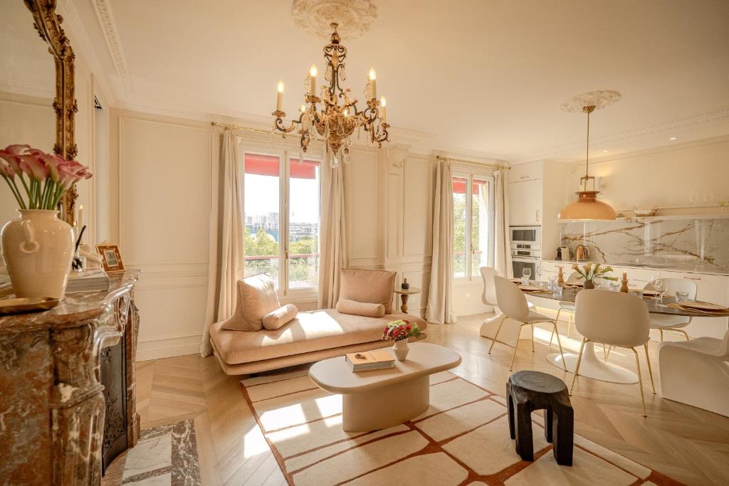 un grand salon avec un lustre et un salon dans l'établissement Apartment with Eiffel Tower view, à Paris