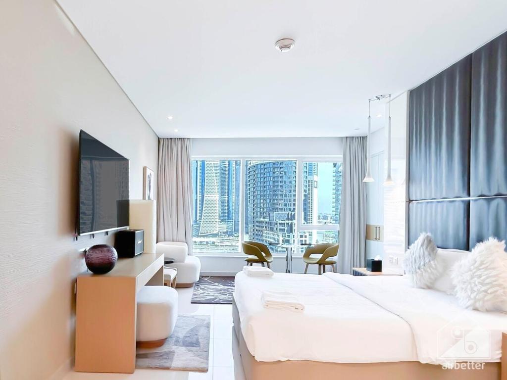 Postel nebo postele na pokoji v ubytování Luxury Studio in Business Bay with Canal View