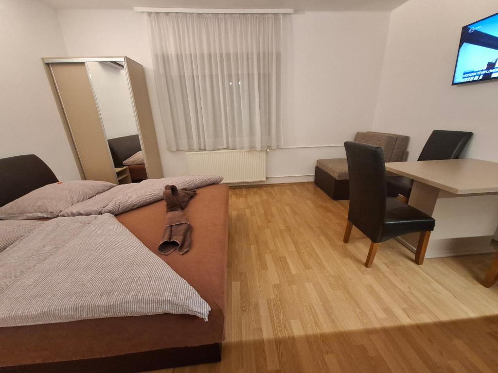 A television and/or entertainment centre at Ilona Apartmanház
