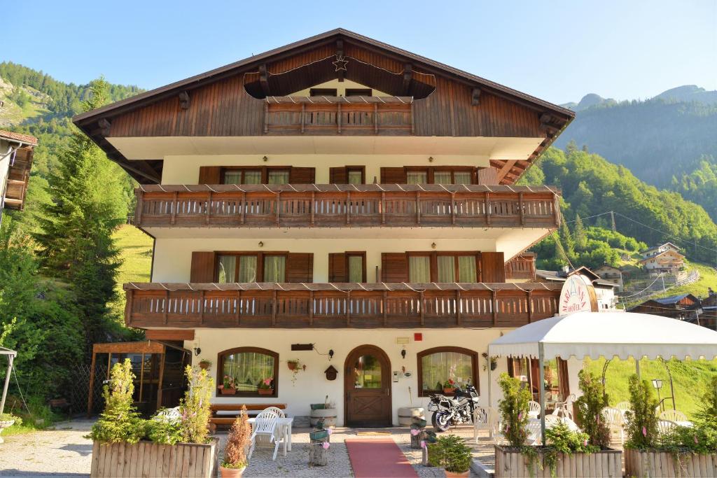 Nespecifikovaný výhled na hory nebo výhled na hory při pohledu z hotelu