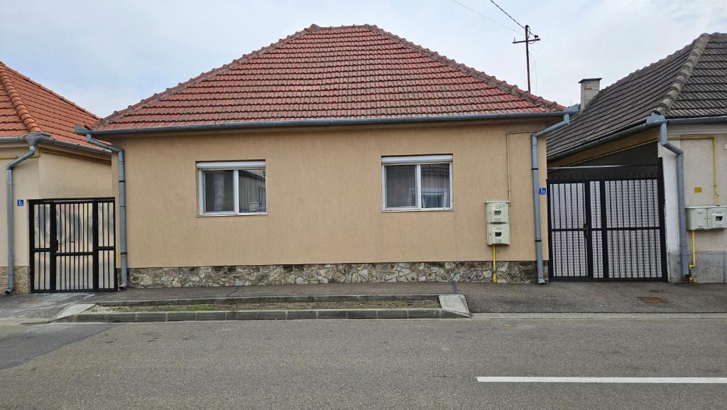 una casa con un cancello nero in una strada di Casa Dacian 1 a Oradea