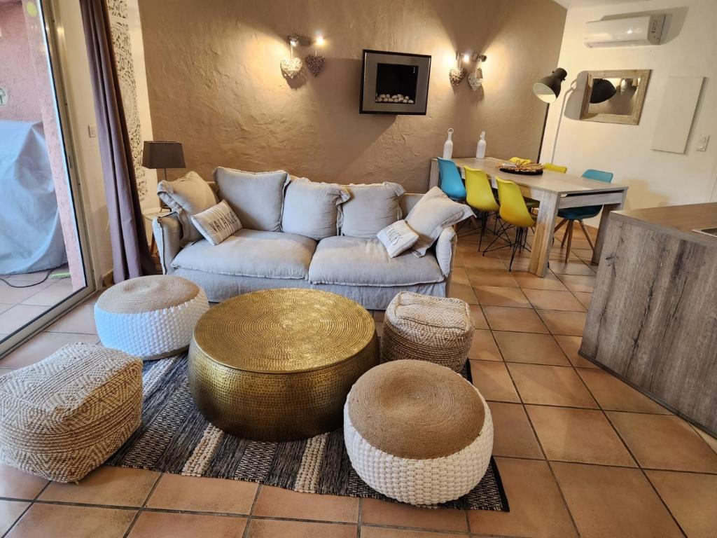 un salon avec un canapé et une table dans l'établissement Bavella, à Zonza