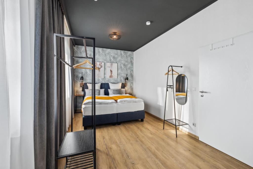 メッペンにあるnobilis Apartment - 5Pers - Zentrumnah - Netflixのベッドと鏡のある小さな寝室