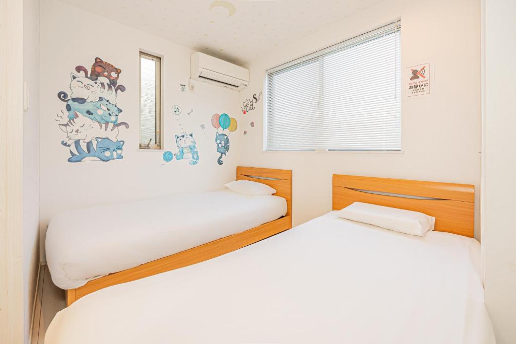 Postel nebo postele na pokoji v ubytování SkyTreeStayHotel2鐘ヶ淵駅から徒歩4分天井からskytreeが見えます