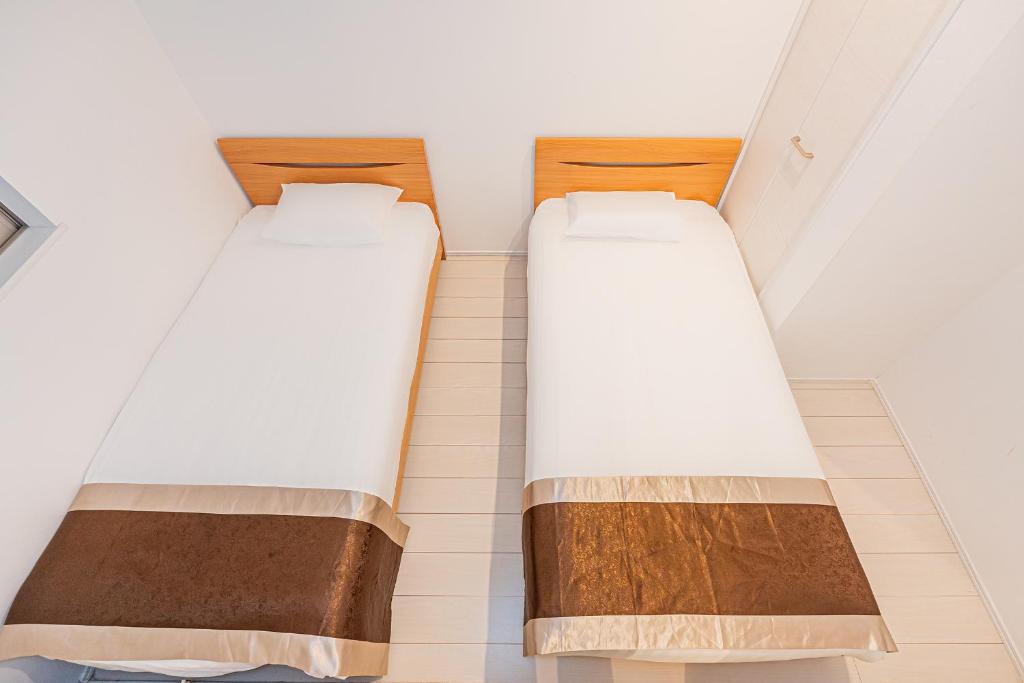 Postel nebo postele na pokoji v ubytování SkyTreeStayHotel2鐘ヶ淵駅から徒歩4分天井からskytreeが見えます