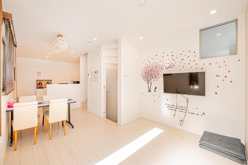 TV a/nebo společenská místnost v ubytování SkyTreeStayHotel2鐘ヶ淵駅から徒歩4分天井からskytreeが見えます