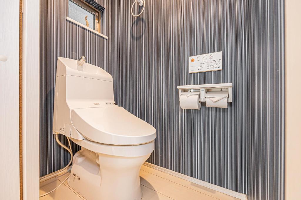 Koupelna v ubytování SkyTreeStayHotel2鐘ヶ淵駅から徒歩4分天井からskytreeが見えます