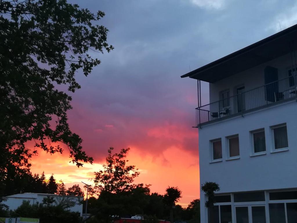 Východ nebo západ slunce při pohledu z hotelu nebo okolí