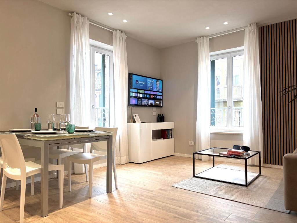 een woonkamer met een eettafel en een keuken bij Residenza Betteloni in Bardolino