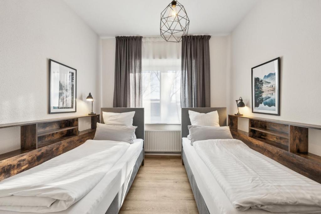 a row of beds in a room at nobilis Apartment-6Pers-Zentrumsnah-Parkplatz-Netflix-Monteursgerecht in Meppen