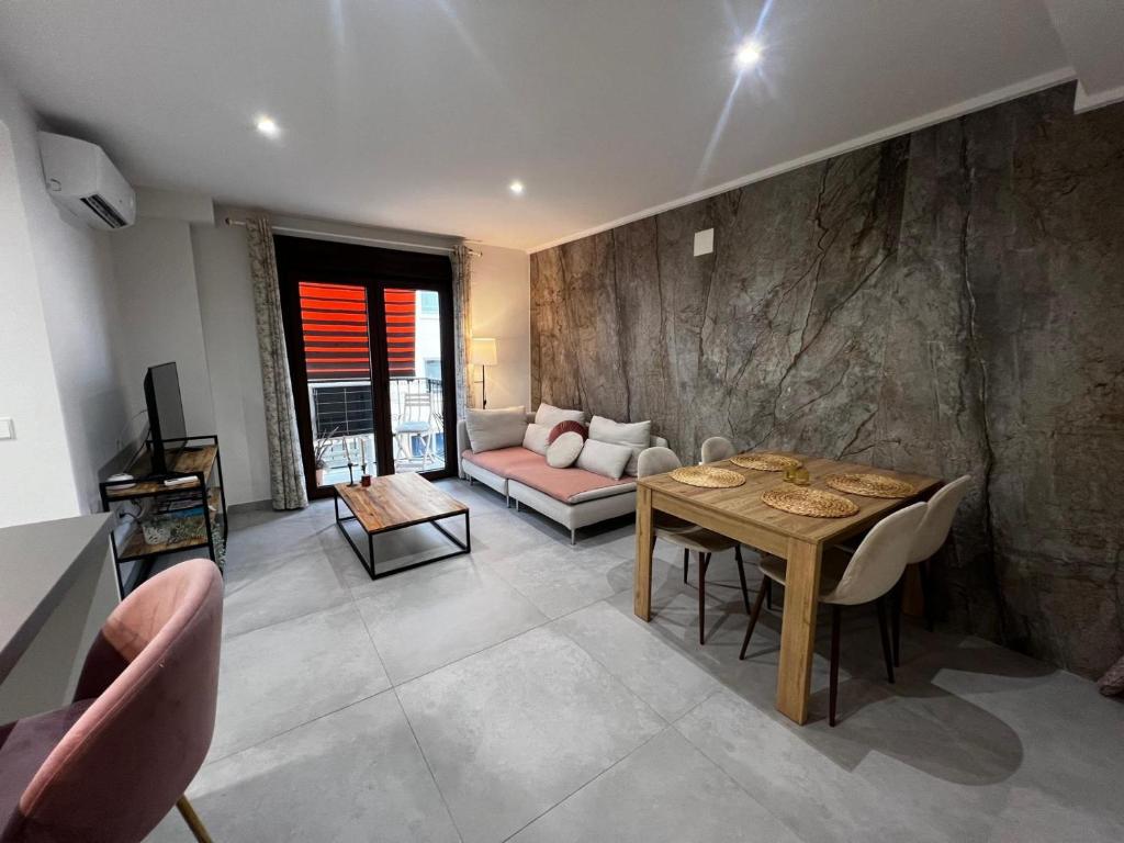 una sala de estar con una mesa y un sofá en MORAIRA VIBES, en Moraira
