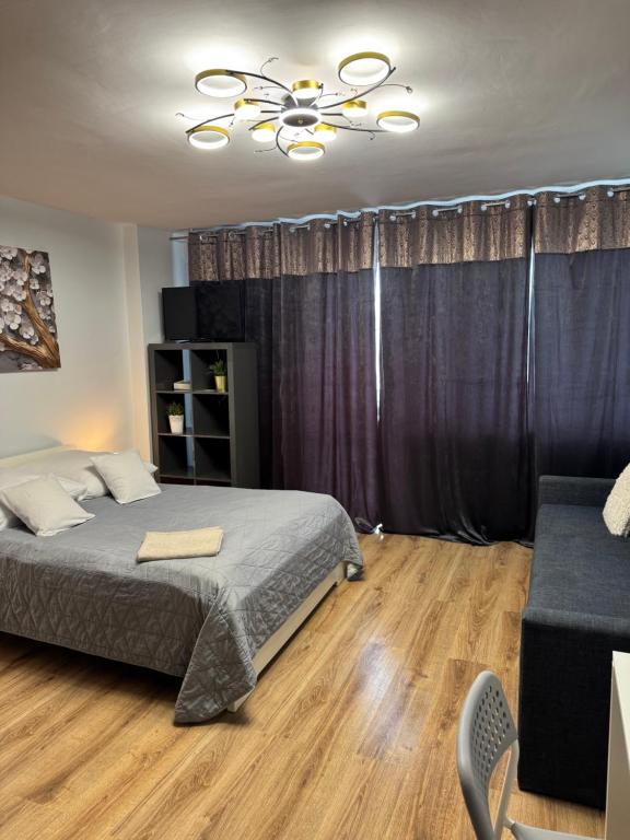 En eller flere senge i et værelse på Coser Apartamenty Metro ONZ