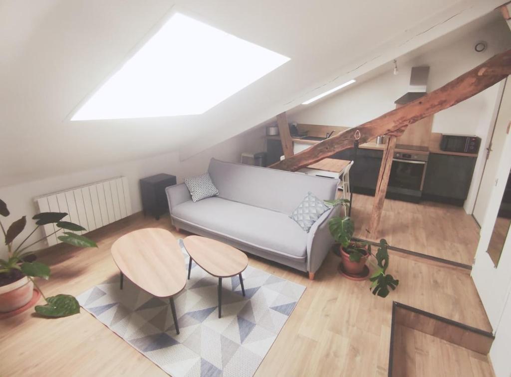 un salon avec un canapé et une table dans l'établissement Atypique, cœurdeSouillac, tidordognehomes, à Souillac